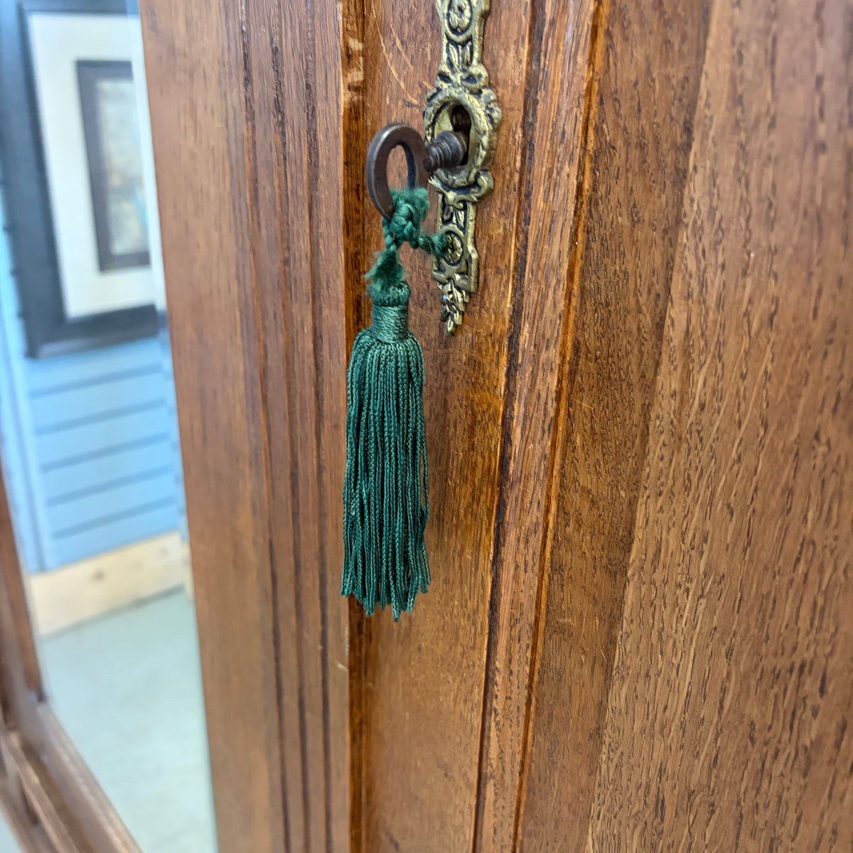 ANTIQUE OAK CABINET