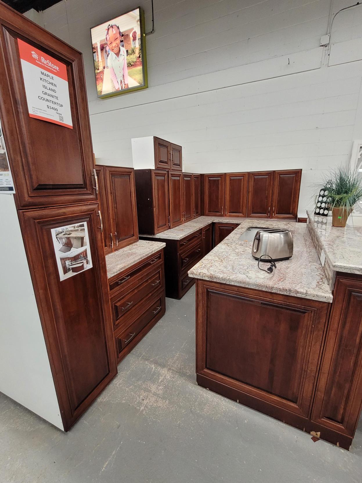 Maple Kitchen with Island & Granite Countertops