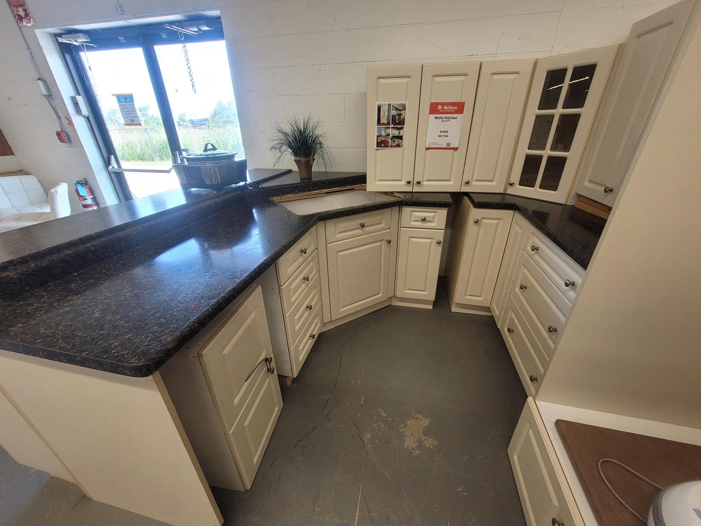 White Shaker Kitchen with Dark Countertops SK47