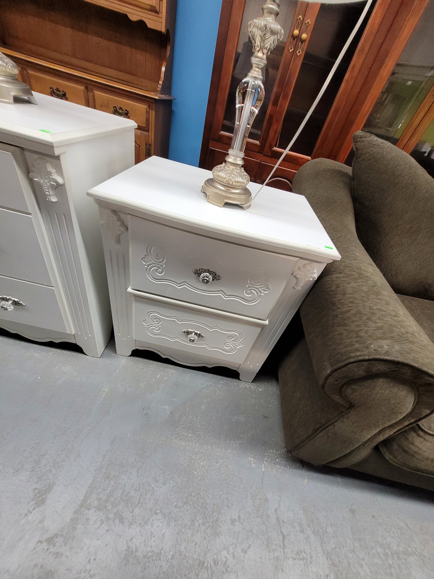 Elegant White 2-Drawer Nightstand