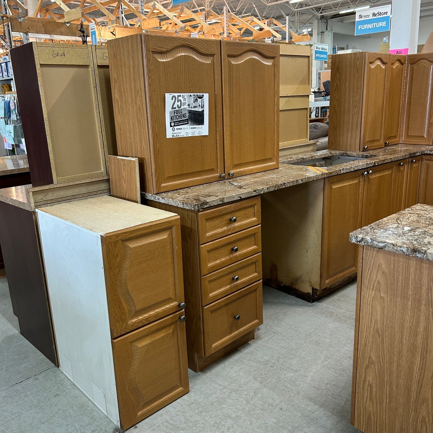 GOLDEN OAK KITCHEN WITH GRANITE COUNTERTOPS AND AN ISLAND GK041