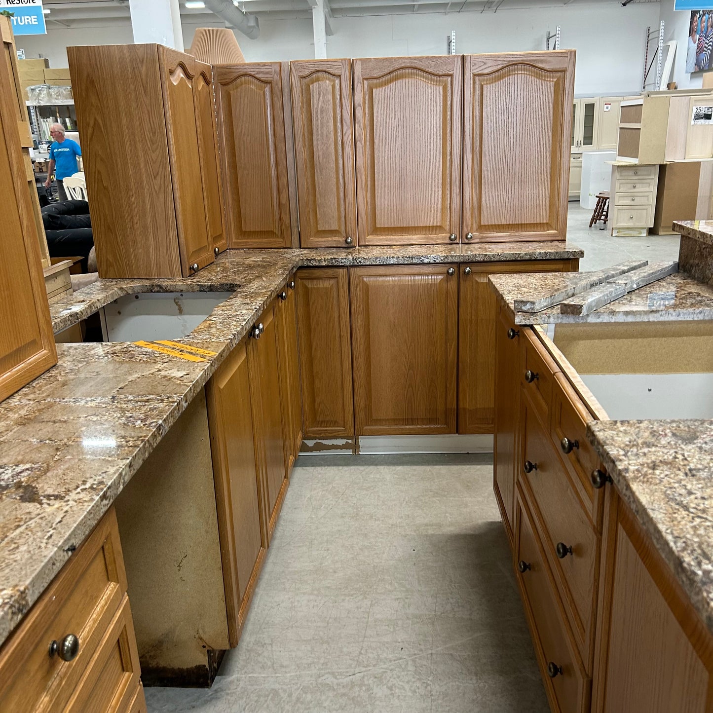 GOLDEN OAK KITCHEN WITH GRANITE COUNTERTOPS AND AN ISLAND GK041