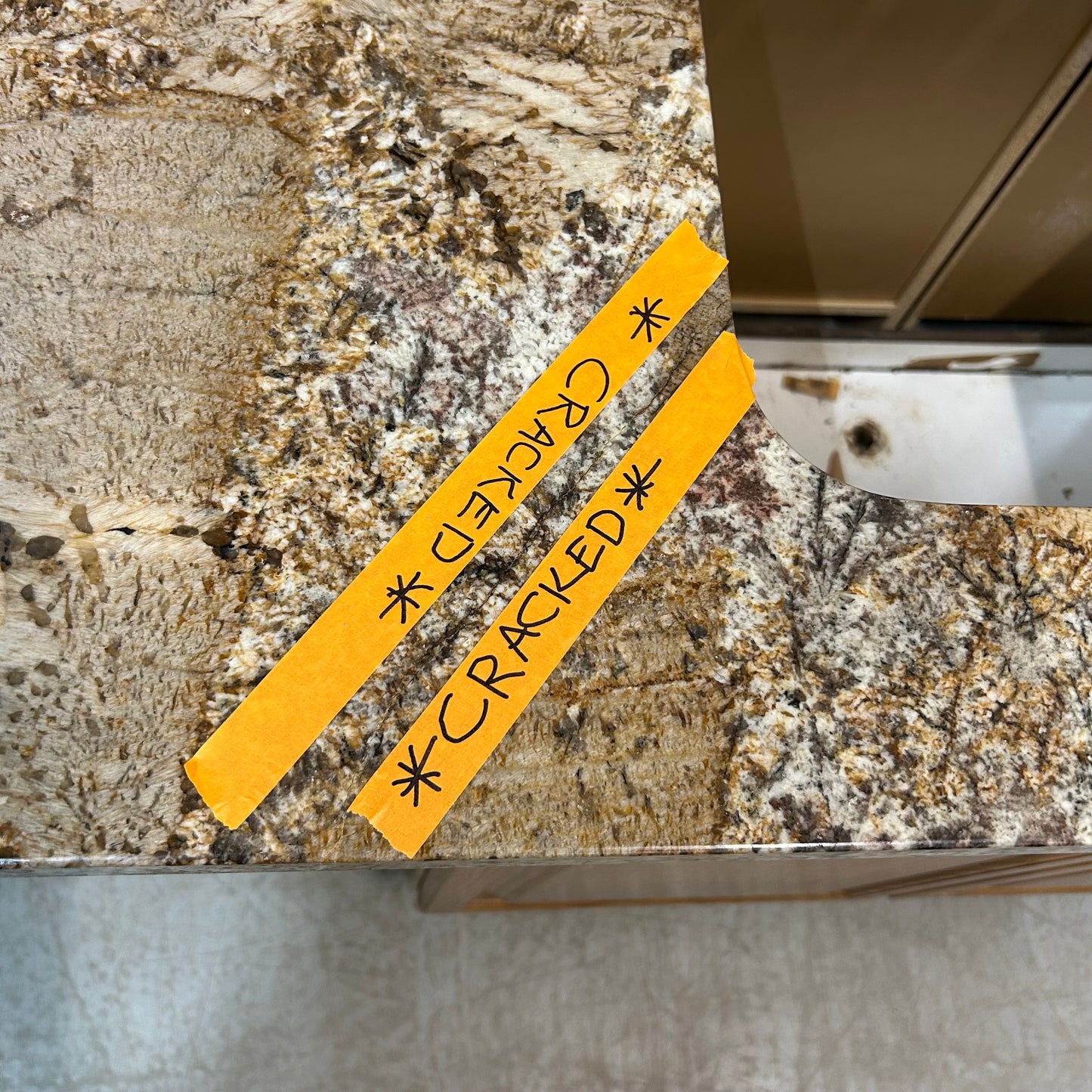 GOLDEN OAK KITCHEN WITH GRANITE COUNTERTOPS AND AN ISLAND GK041