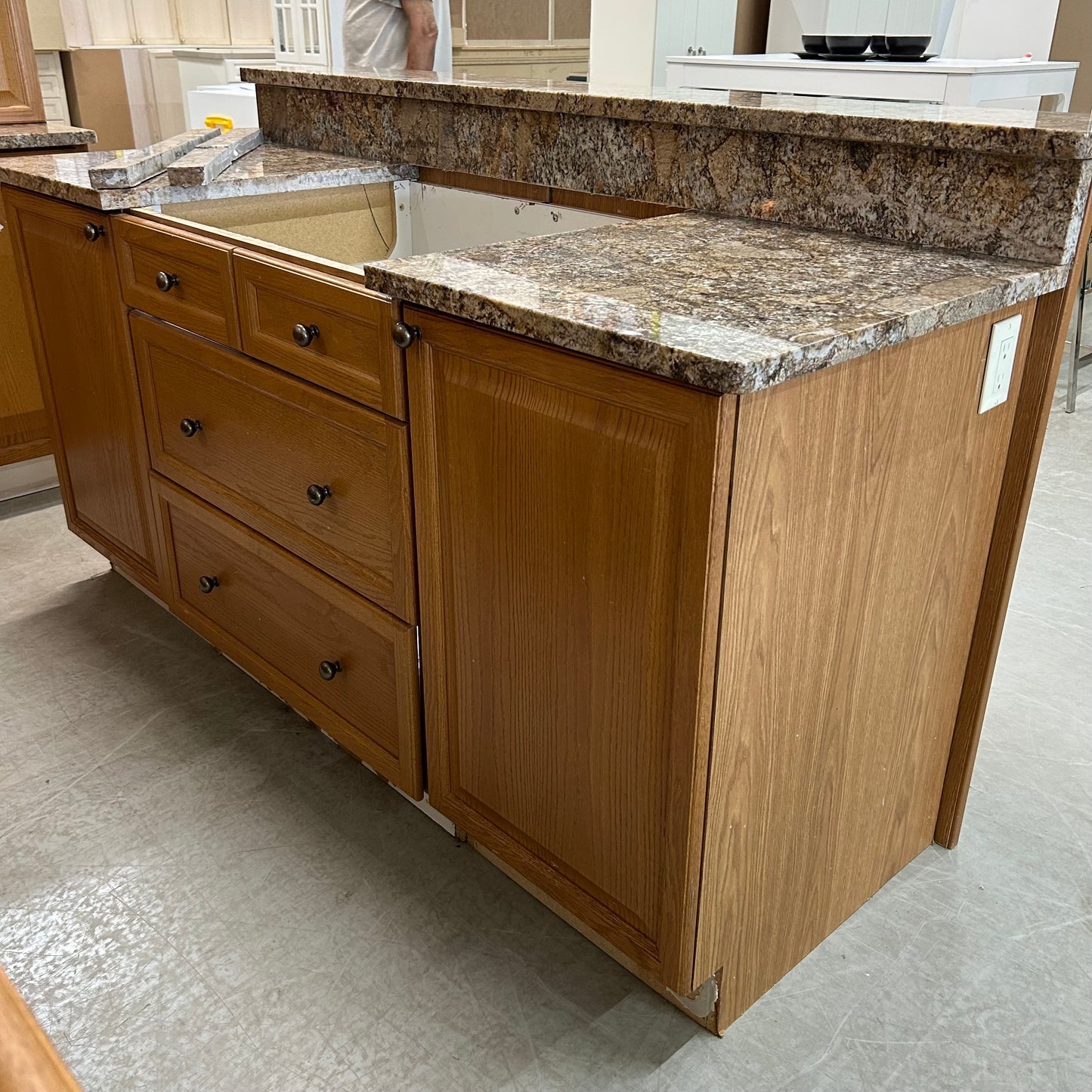GOLDEN OAK KITCHEN WITH GRANITE COUNTERTOPS AND AN ISLAND GK041