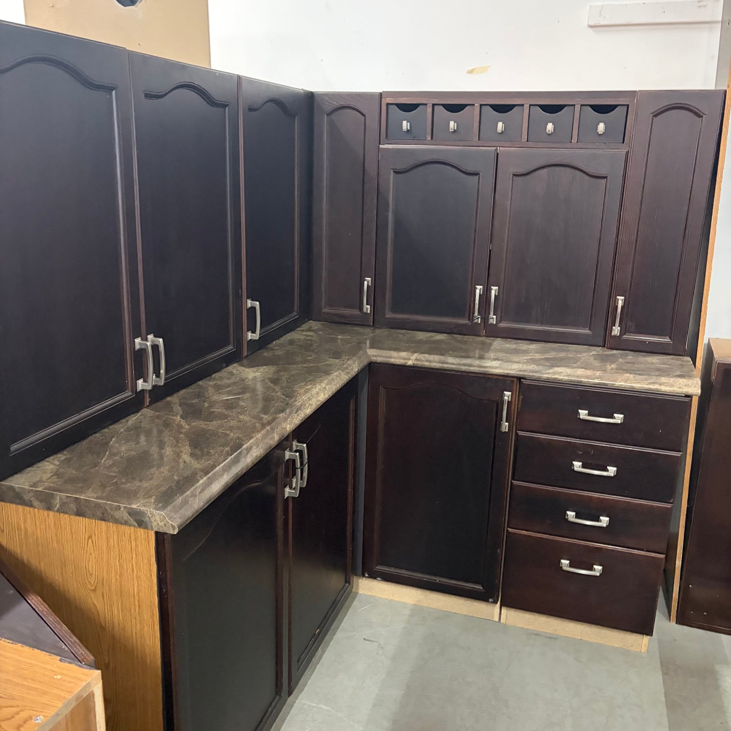 DARK BROWN OAK KITCHEN GK019