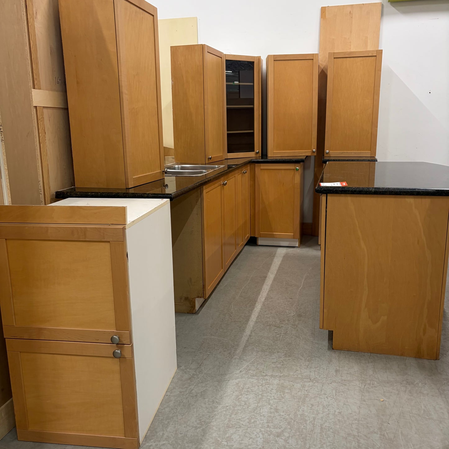 MAPLE KITCHEN WITH GRANITE GK020