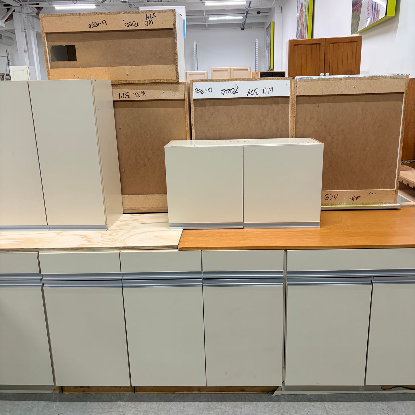 RETRO CREAM AND SILVER KITCHEN GK035