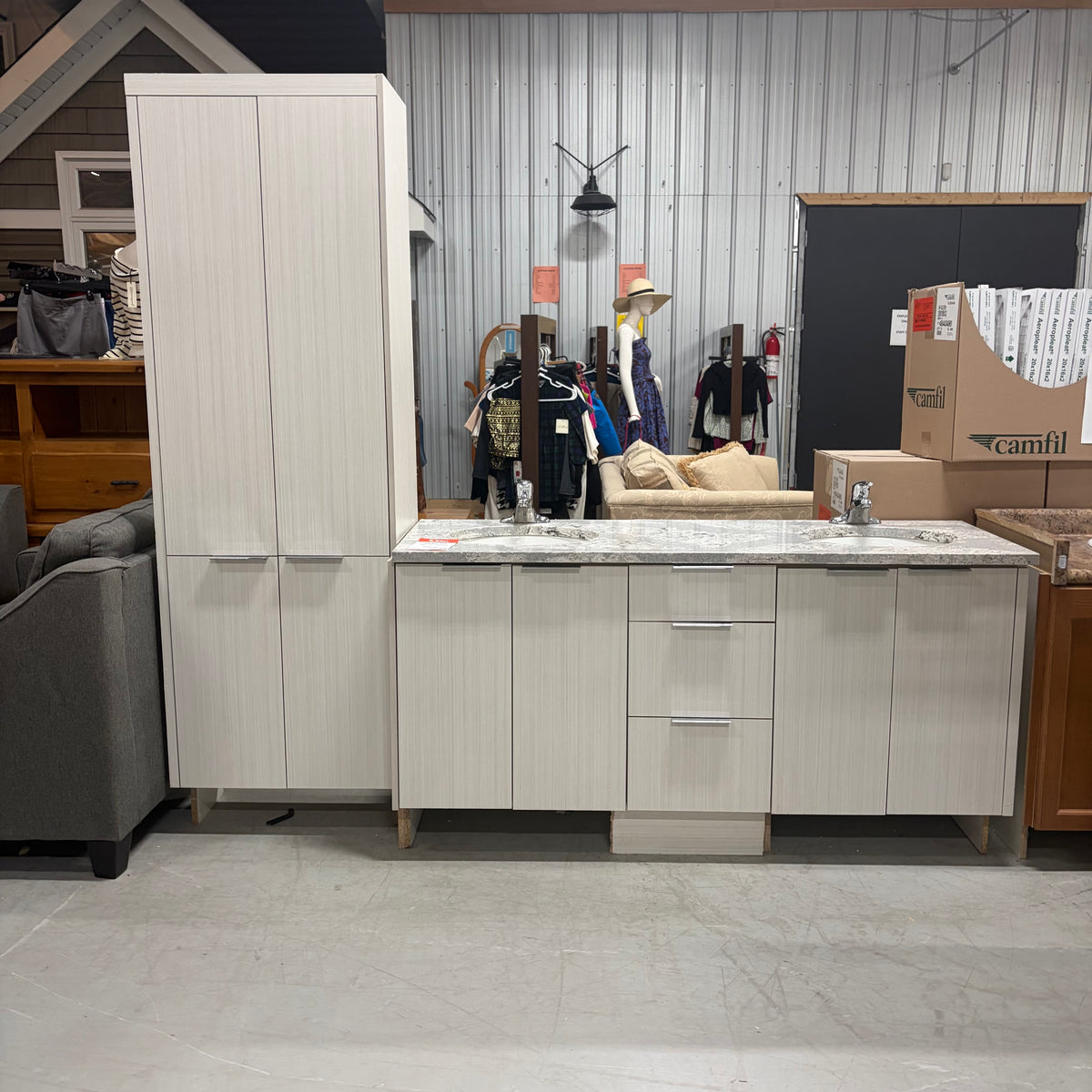 Double sink vanity with elegant quartz countertop