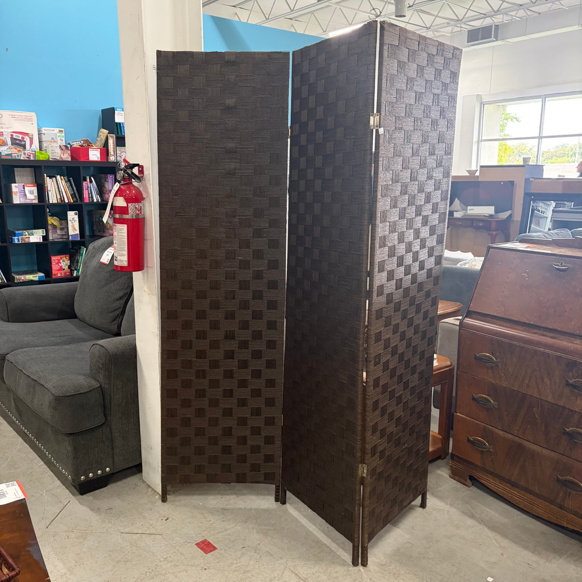 ROOM DIVIDER