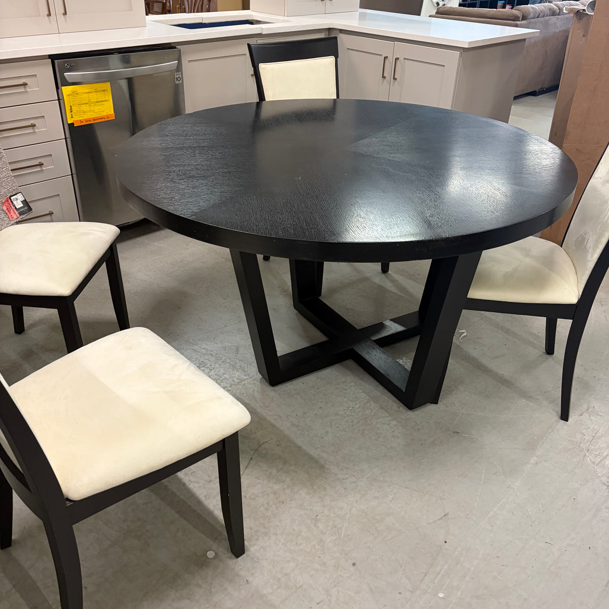 ROUND DINING TABLE