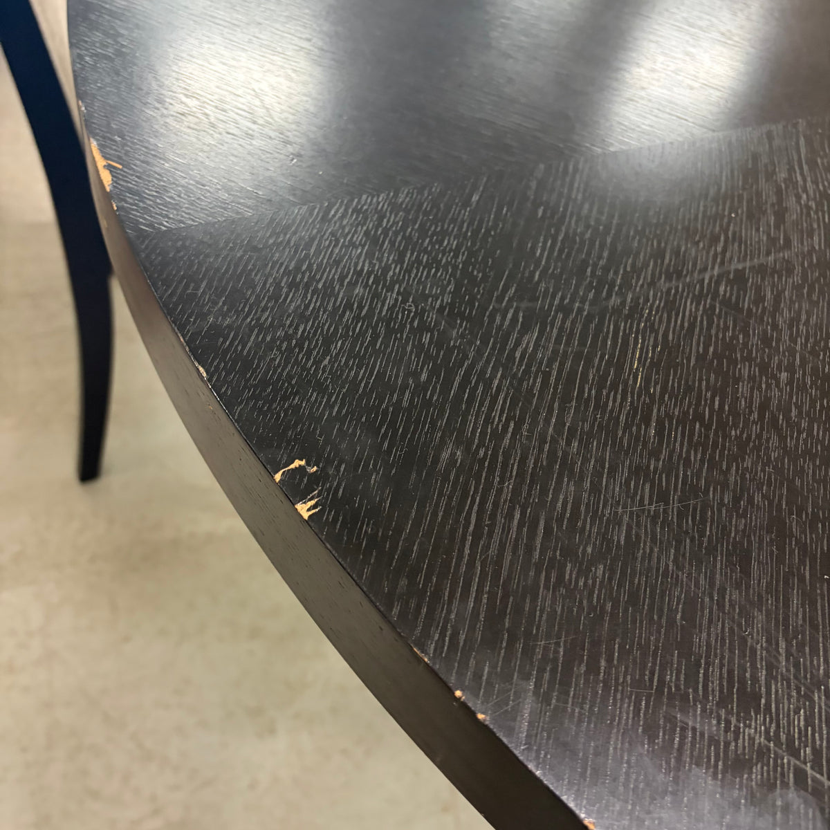 ROUND DINING TABLE