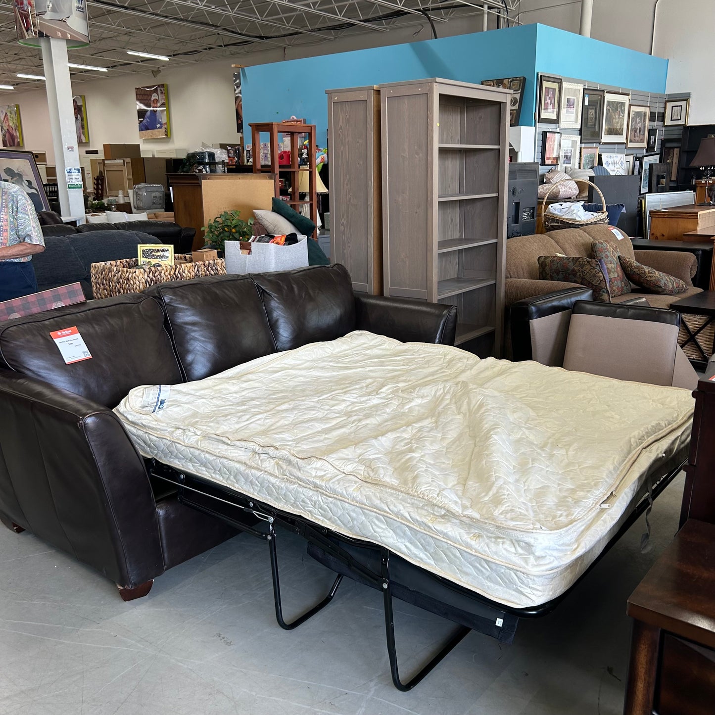 LEATHER PULL-OUT COUCH