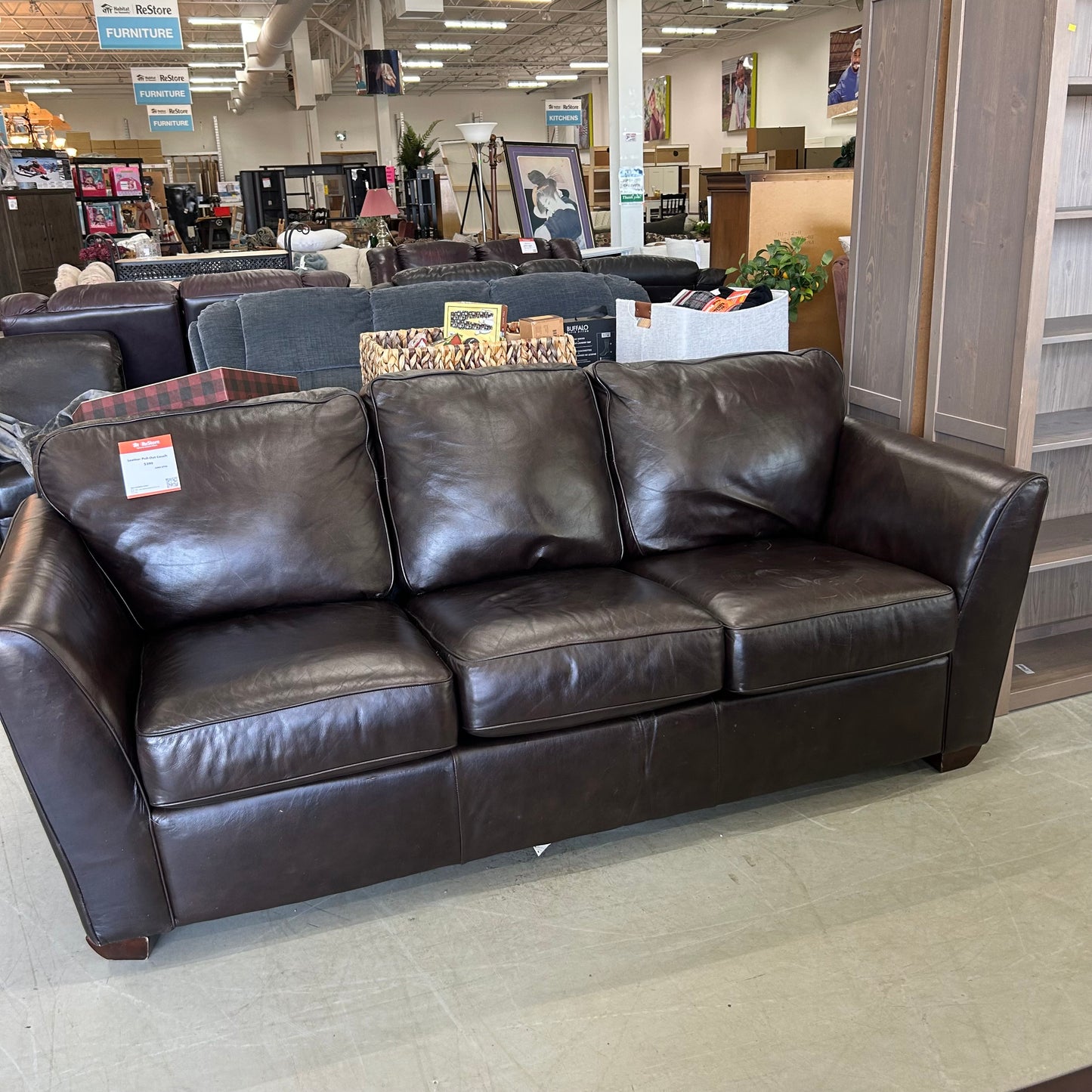 LEATHER PULL-OUT COUCH