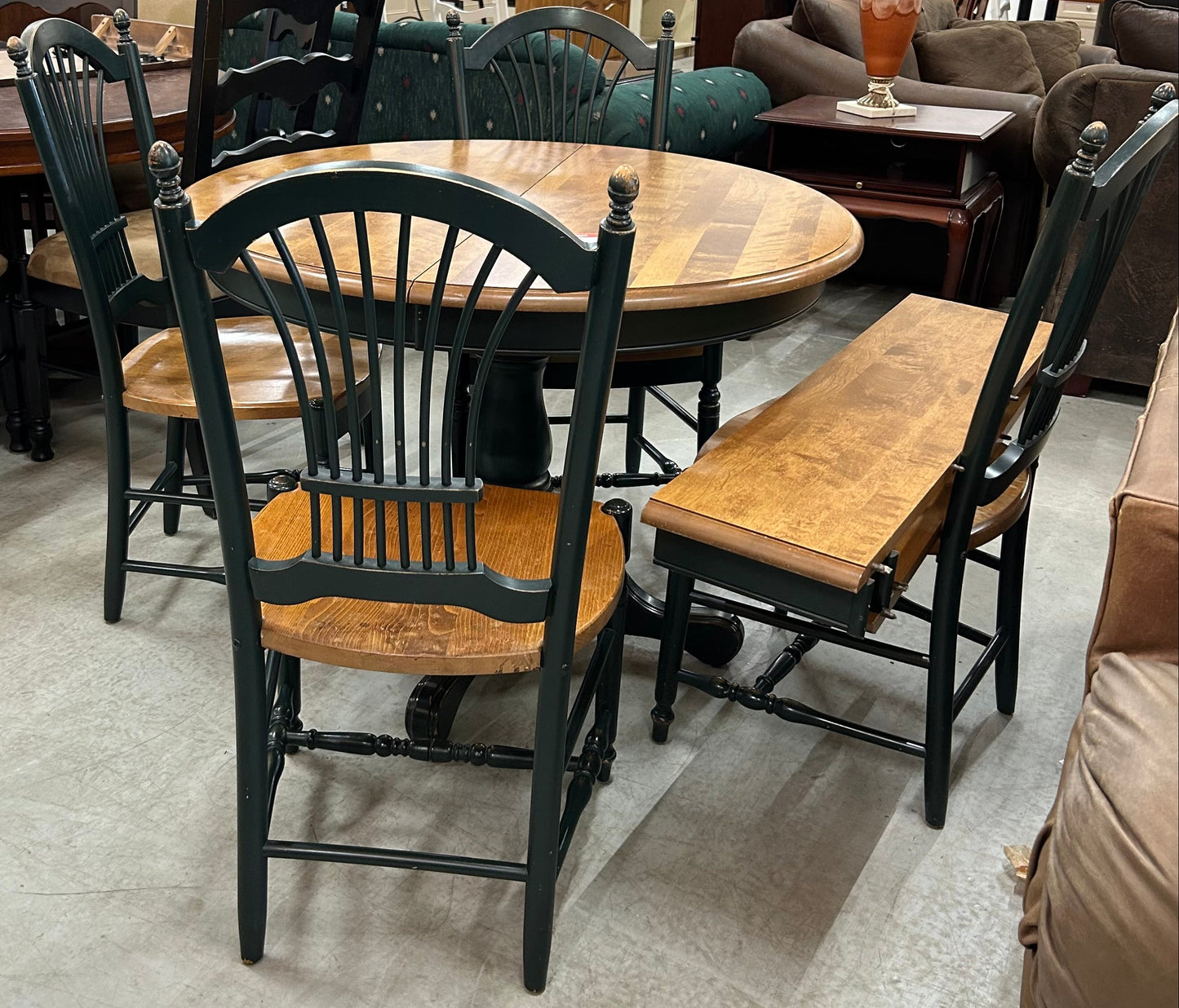 OAK TABLE WITH FOUR CHAIRS AND THREE LEAVES