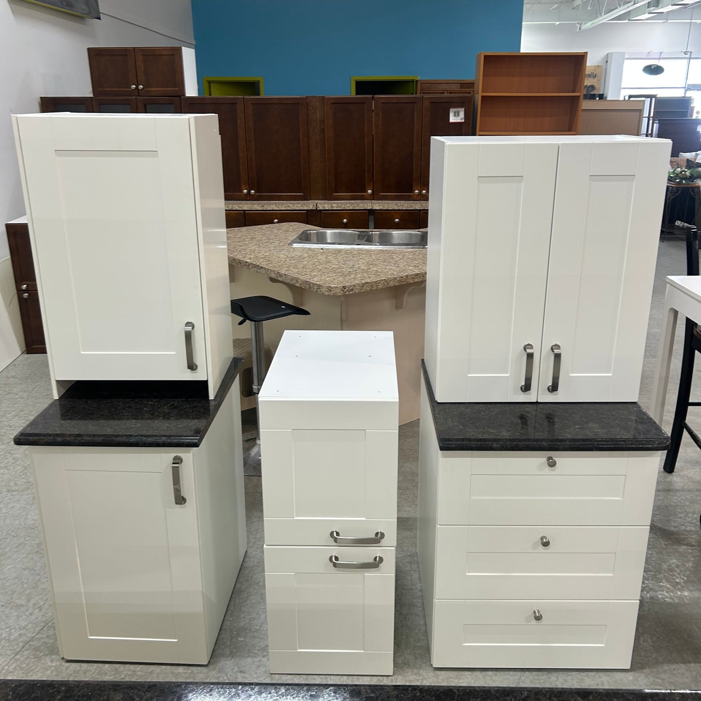MODERN WHITE KITCHEN WITH GRANITE