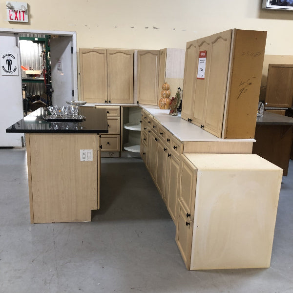 Maple Kitchen & Island with Quartz FK048