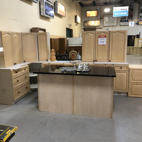 Maple Kitchen & Island with Quartz FK048