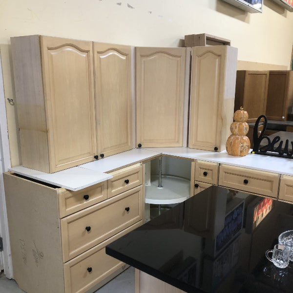 Maple Kitchen & Island with Quartz FK048