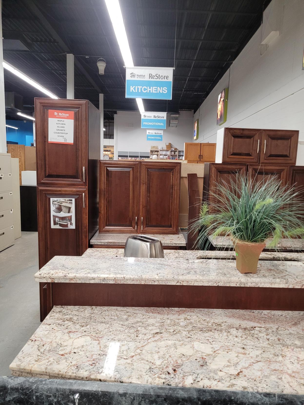 Maple Kitchen with Island & Granite Countertops