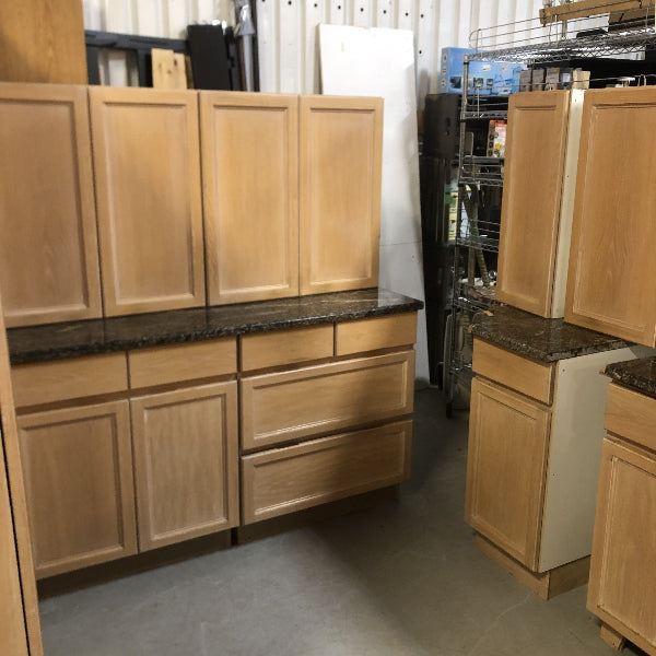 Oak Kitchen with Granite FK043