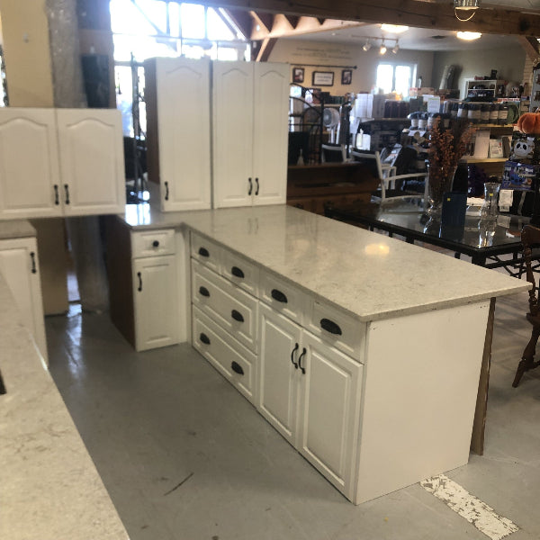 White Kitchen with Quartz FK041