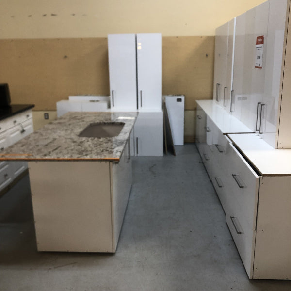 White Kitchen & Island with Granite FK042