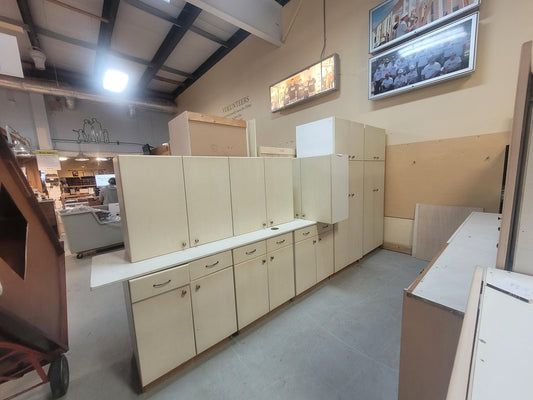 Complete Kitchen with 2 Pantries