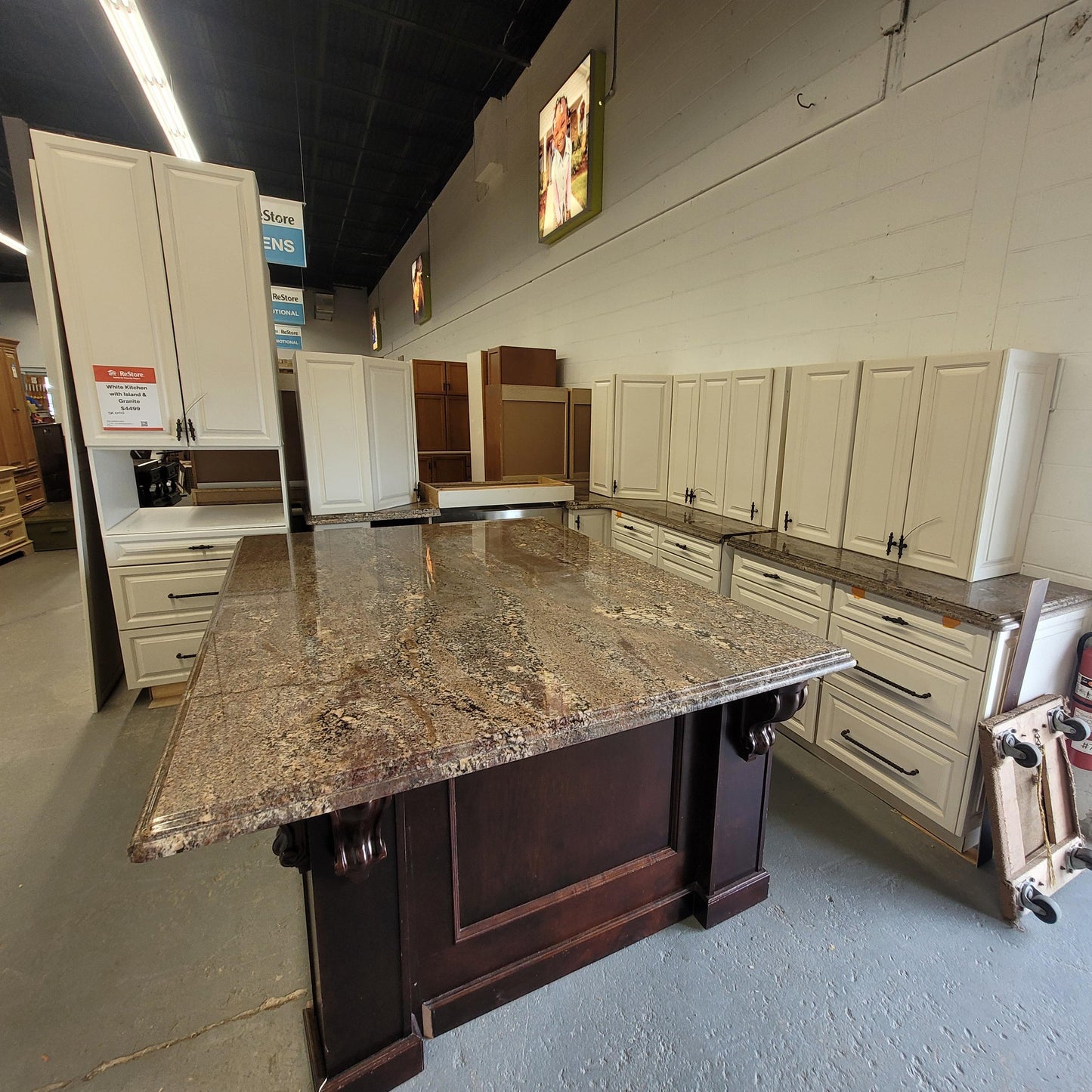Premium White Kitchen with Granite Countertops & Large Island SK40
