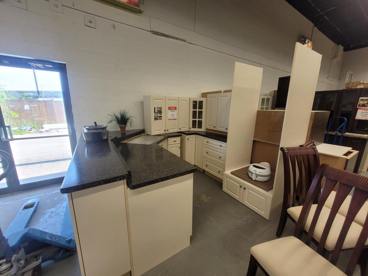 White Shaker Kitchen with Dark Countertops SK47