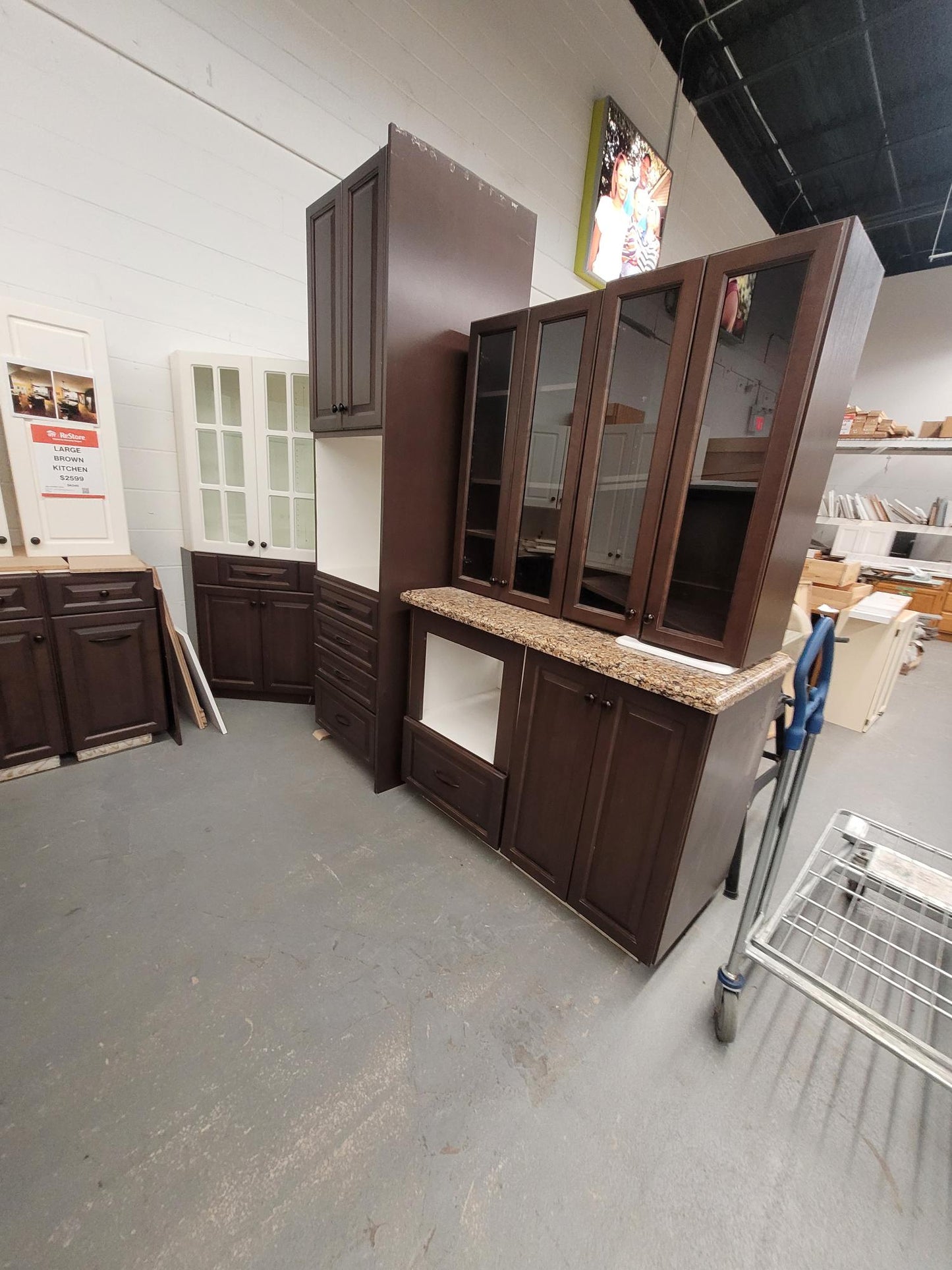 Large Brown & White Kitchen SK045