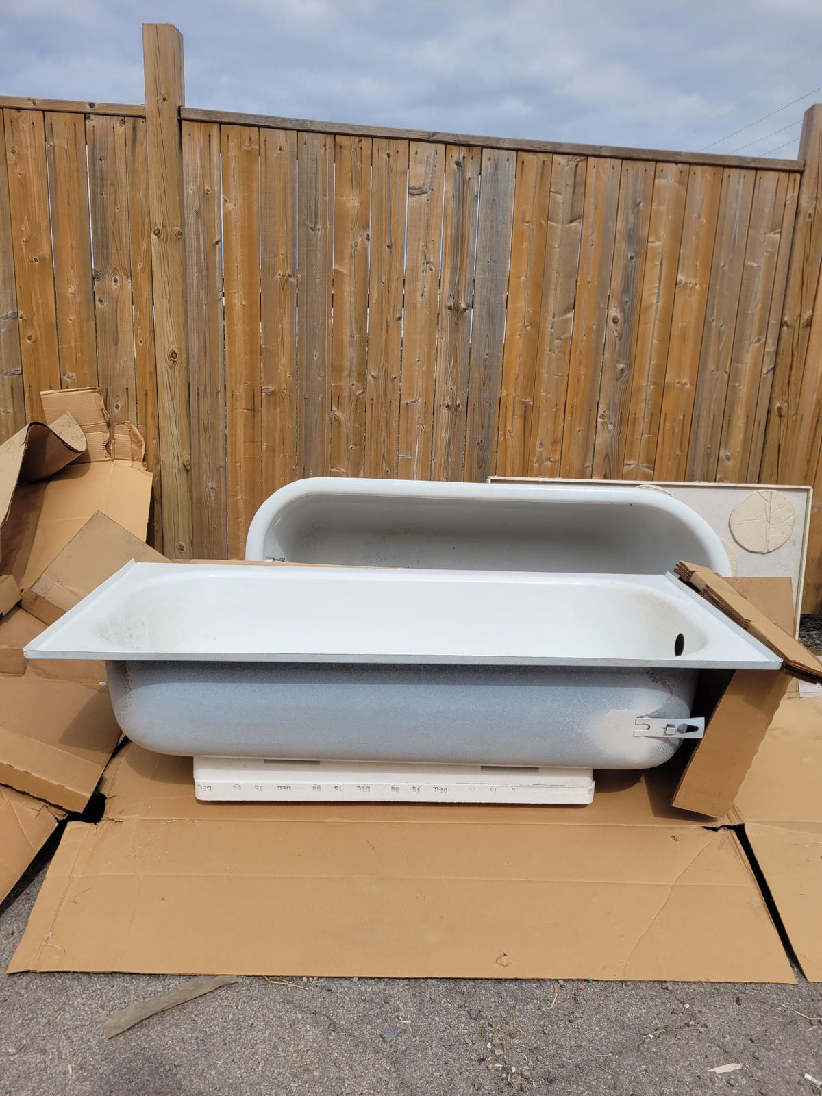 White Alcove Bathtub